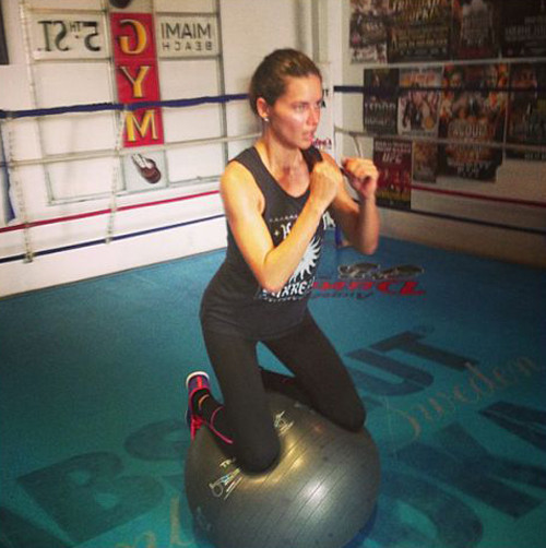 Nhằm luyện sức bền, vóc dáng thon gọn và các bước catwalk thêm uyển chuyển, Adriana Lima thường xuyên tập luyện với bóng