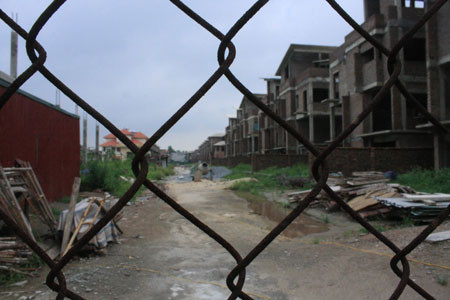 Bên trong hàng rào là máy móc nằm chỏng chơ