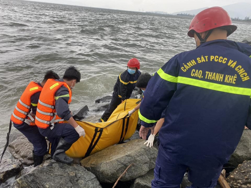 Hiện trường ghềnh đá nơi phát hiện thi thể nam thanh niên trôi dạt.