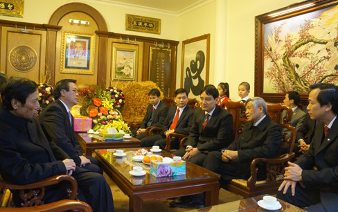 Nguyên Tổng Bí thư trò chuyện với các đồng chí lãnh đạo trong đoàn đến thăm và chúc tết. Ảnh: T.Đ