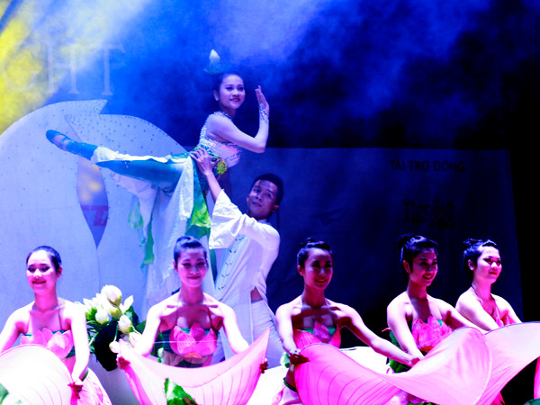 Không nóng bỏng, không sôi động, nhưng màn múa Hương sắc Việt Nam của thí sinh Phạm Thị Hương vẫn nhận được nhiều tràng pháo tay tán thưởng. Tiết mục này giúp cô đoạt giải Thí sinh tài năng của cuộc thi