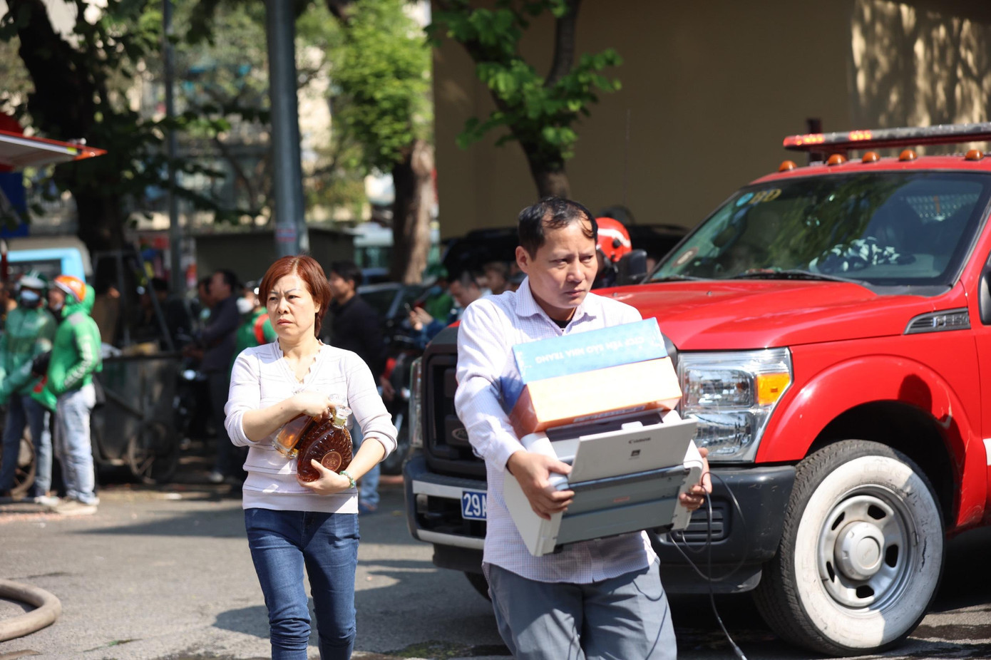 Nhiều người dân sống gần đó sơ tán đồ đạc ra ngoài. Ảnh: Như Ý. Nhiều người dân sống gần đó sơ tán đồ đạc ra ngoài. Ảnh: Như Ý.