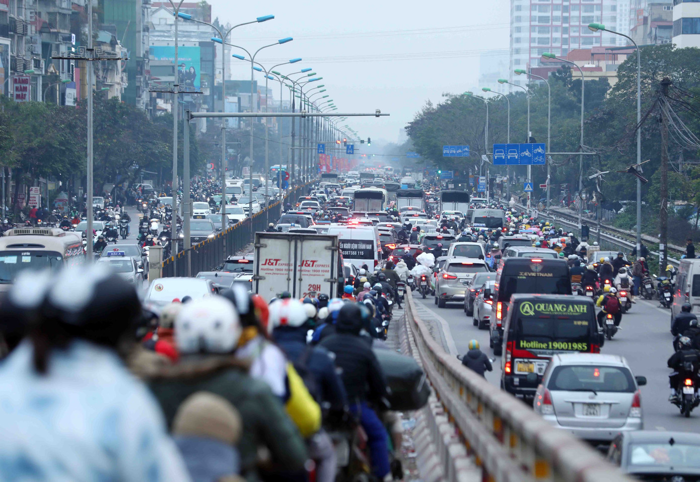 Các phương tiện ùn dài tại nút giao đèn tín hiệu trên đường Giải Phóng.