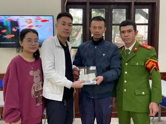 Anh Hưng vui mừng nhận lại số tiền cùng chiếc ví.