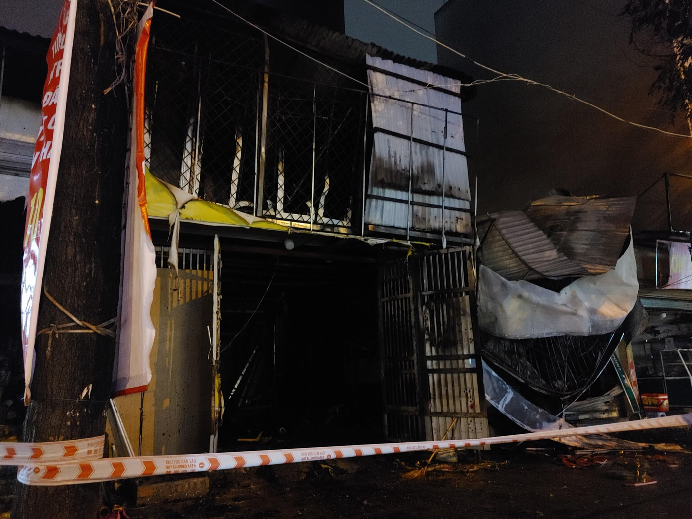 Toàn bộ nhà số 19 bị sập. Toàn bộ nhà số 19 bị sập.