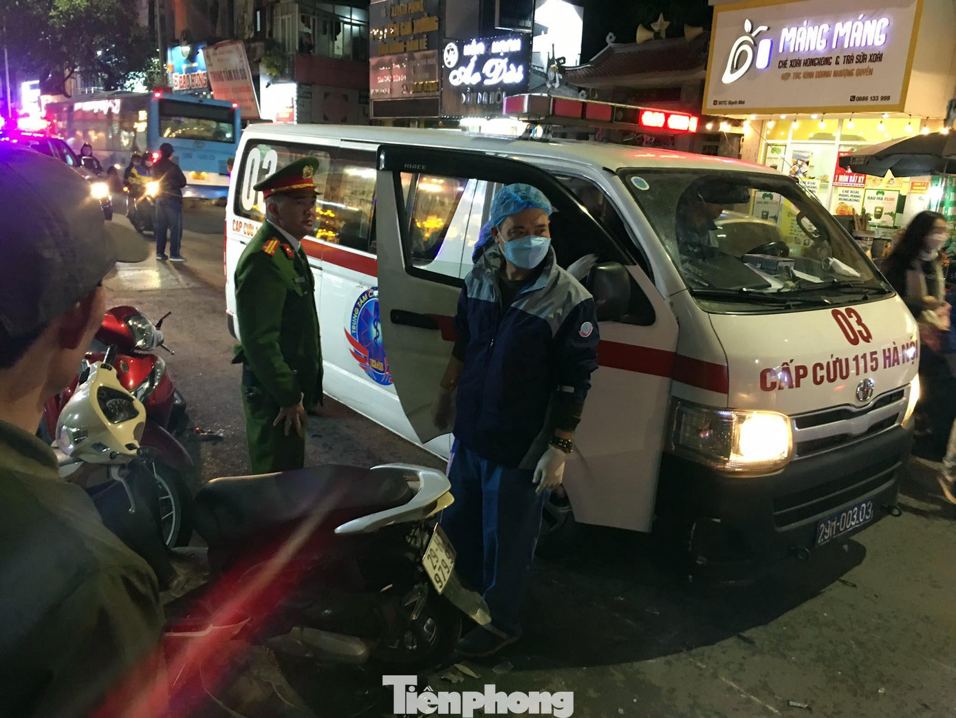 Xe cứu thương có mặt tại hiện trường.