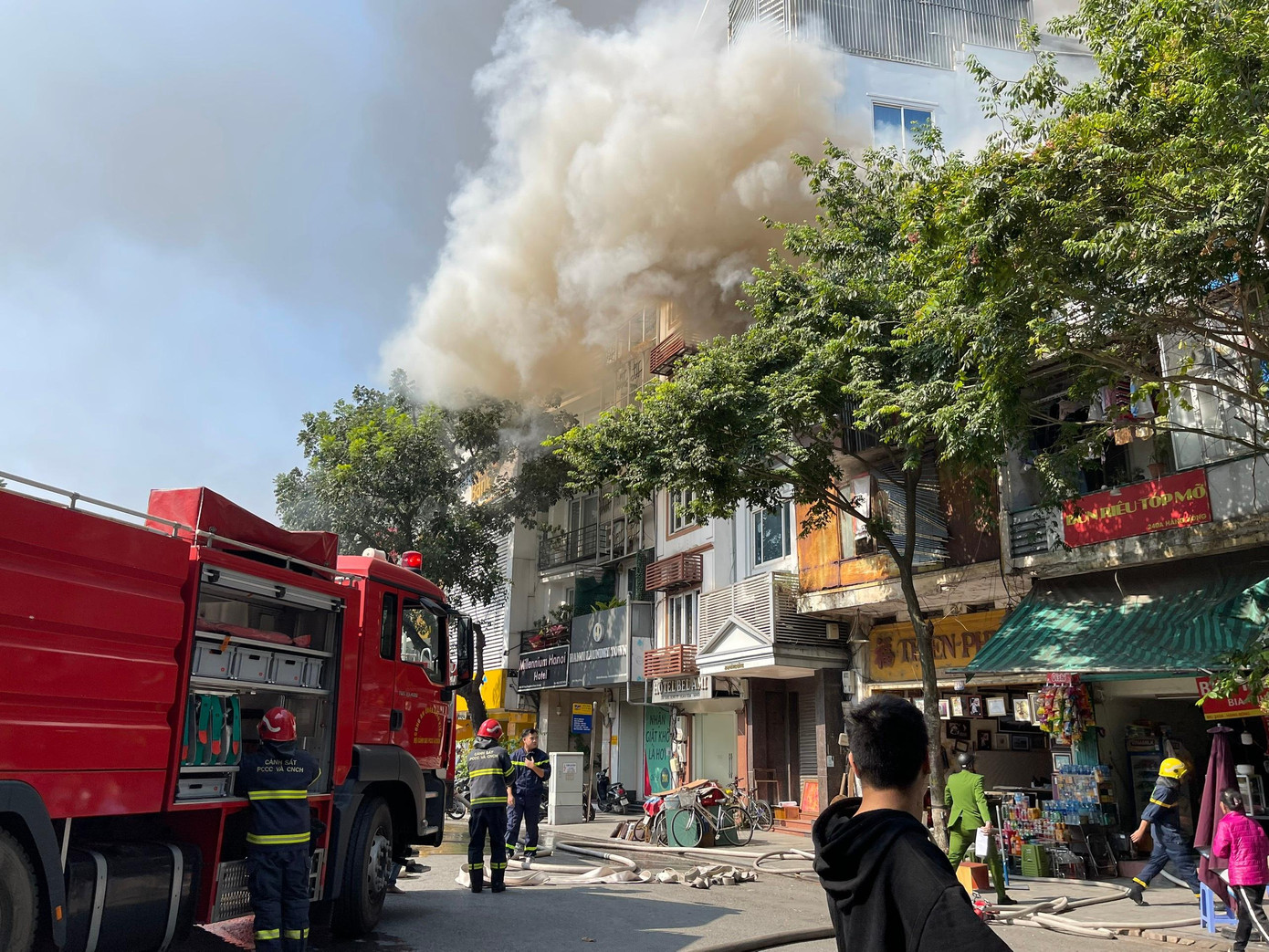 Khoảng 10h cùng ngày, người dân phát hiện hoả hoạn xảy ra tại ngôi nhà số 240B Hàng Bông (Hoàn Kiếm, Hà Nội). Ảnh: Như Ý. Khoảng 10h cùng ngày, người dân phát hiện hoả hoạn xảy ra tại ngôi nhà số 240B Hàng Bông (Hoàn Kiếm, Hà Nội). Ảnh: Như Ý.