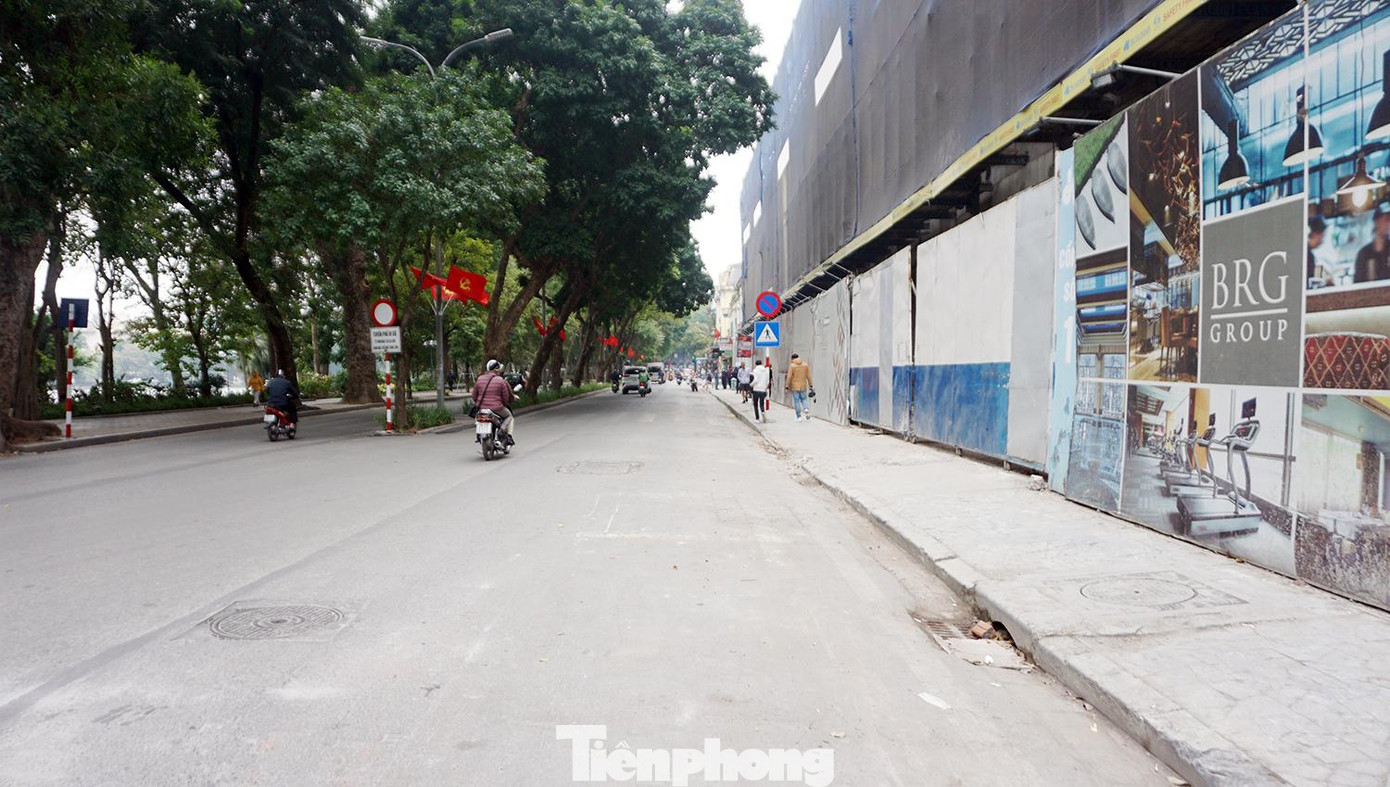 Sau khi lập biên bản vi phạm và yêu cầu tài xế di chuyển đi nơi khác, đường Lê Thái Tổ thông thoáng trở lại. Sau khi lập biên bản vi phạm và yêu cầu tài xế di chuyển đi nơi khác, đường Lê Thái Tổ thông thoáng trở lại.