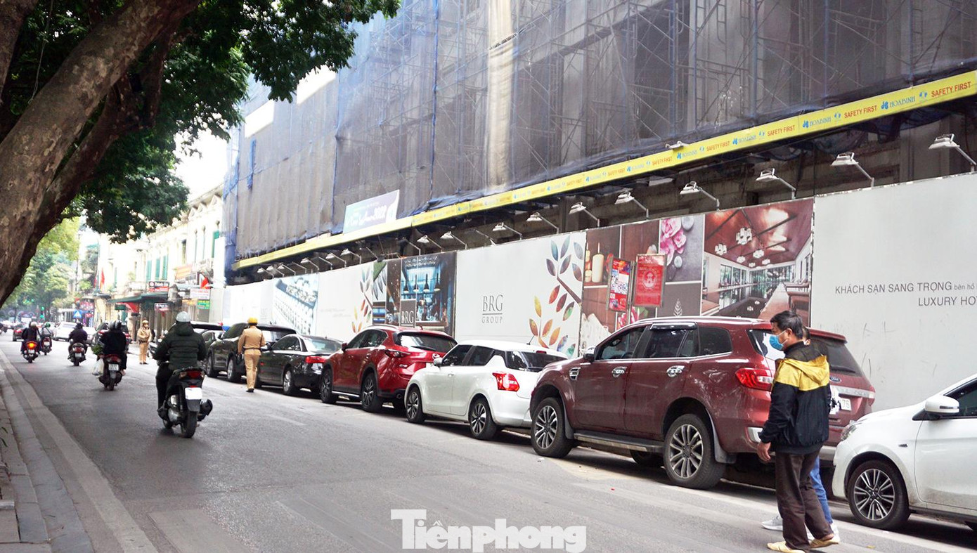 Hơn 10 ô tô dừng đỗ dưới lòng đường phố Lê Thái Tổ. Hơn 10 ô tô dừng đỗ dưới lòng đường phố Lê Thái Tổ.