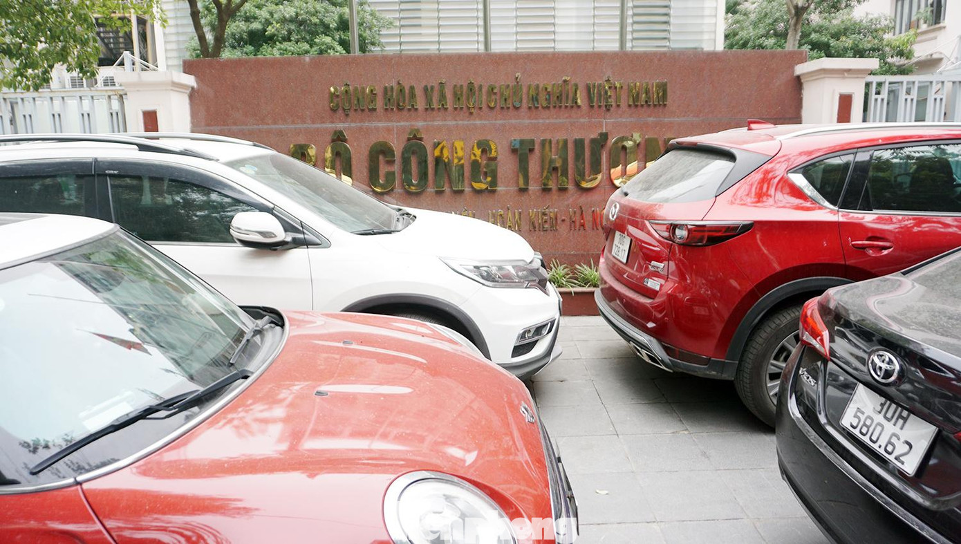 Ô tô dừng đỗ chiếm hết lòng đường trước Bộ Công thương. Ô tô dừng đỗ chiếm hết lòng đường trước Bộ Công thương.