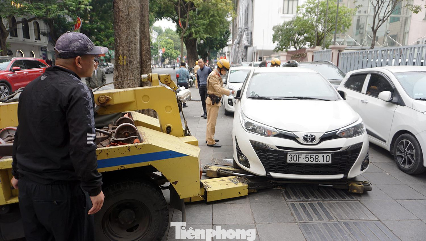 Có 4-5 phương tiện ở đây CSGT không liên lạc được với tài xế nên bắt buộc phải cẩu kéo đi. Có 4-5 phương tiện ở đây CSGT không liên lạc được với tài xế nên bắt buộc phải cẩu kéo đi.