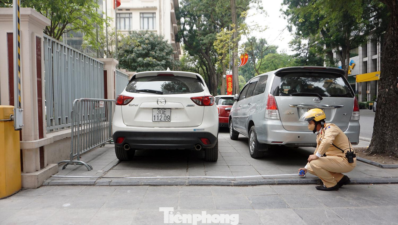 CSGT dùng thước đo xác định vi phạm. CSGT dùng thước đo xác định vi phạm.