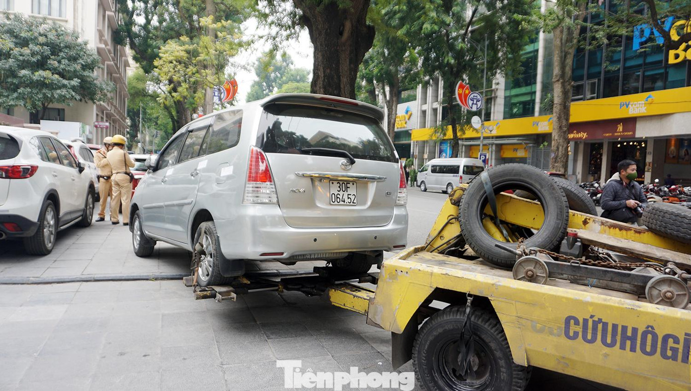 Phương tiện dừng đỗ trước cổng Bộ Công thương bị cẩu kéo đi nơi khác. Phương tiện dừng đỗ trước cổng Bộ Công thương bị cẩu kéo đi nơi khác.