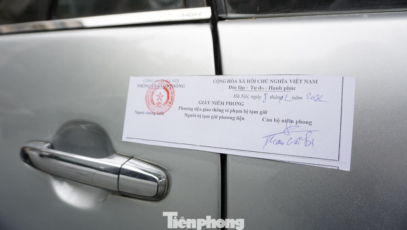 Xe được dán niêm phong. Xe được dán niêm phong.