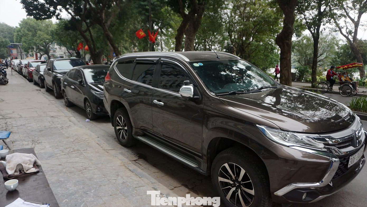 Xe ô tô trên phố Lê Thái Tổ. Xe ô tô trên phố Lê Thái Tổ.