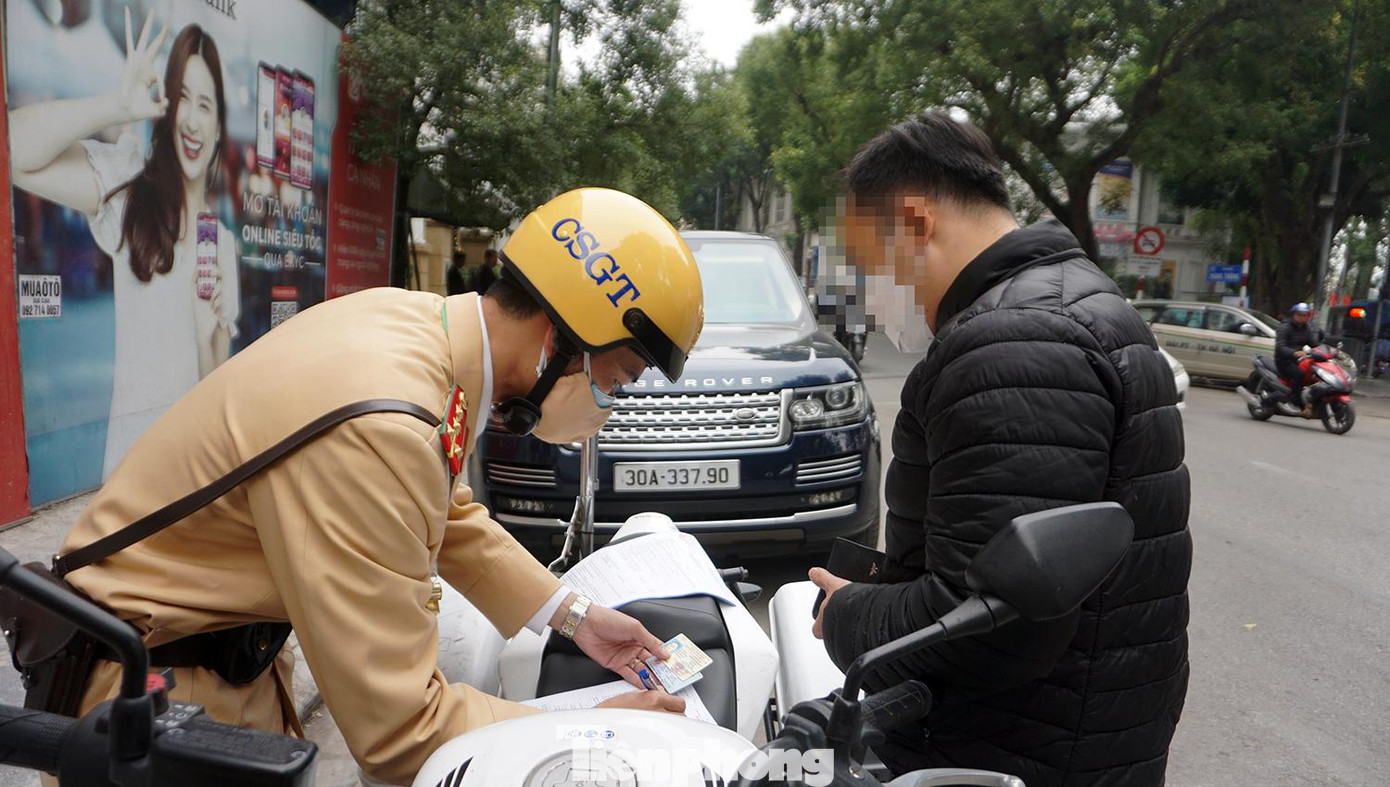 Tổ công tác lập biên bản vi phạm. Tổ công tác lập biên bản vi phạm.