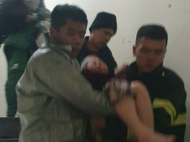 Lực lượng chữa cháy đưa cụ già xuống dưới an toàn. Lực lượng chữa cháy đưa cụ già xuống dưới an toàn.