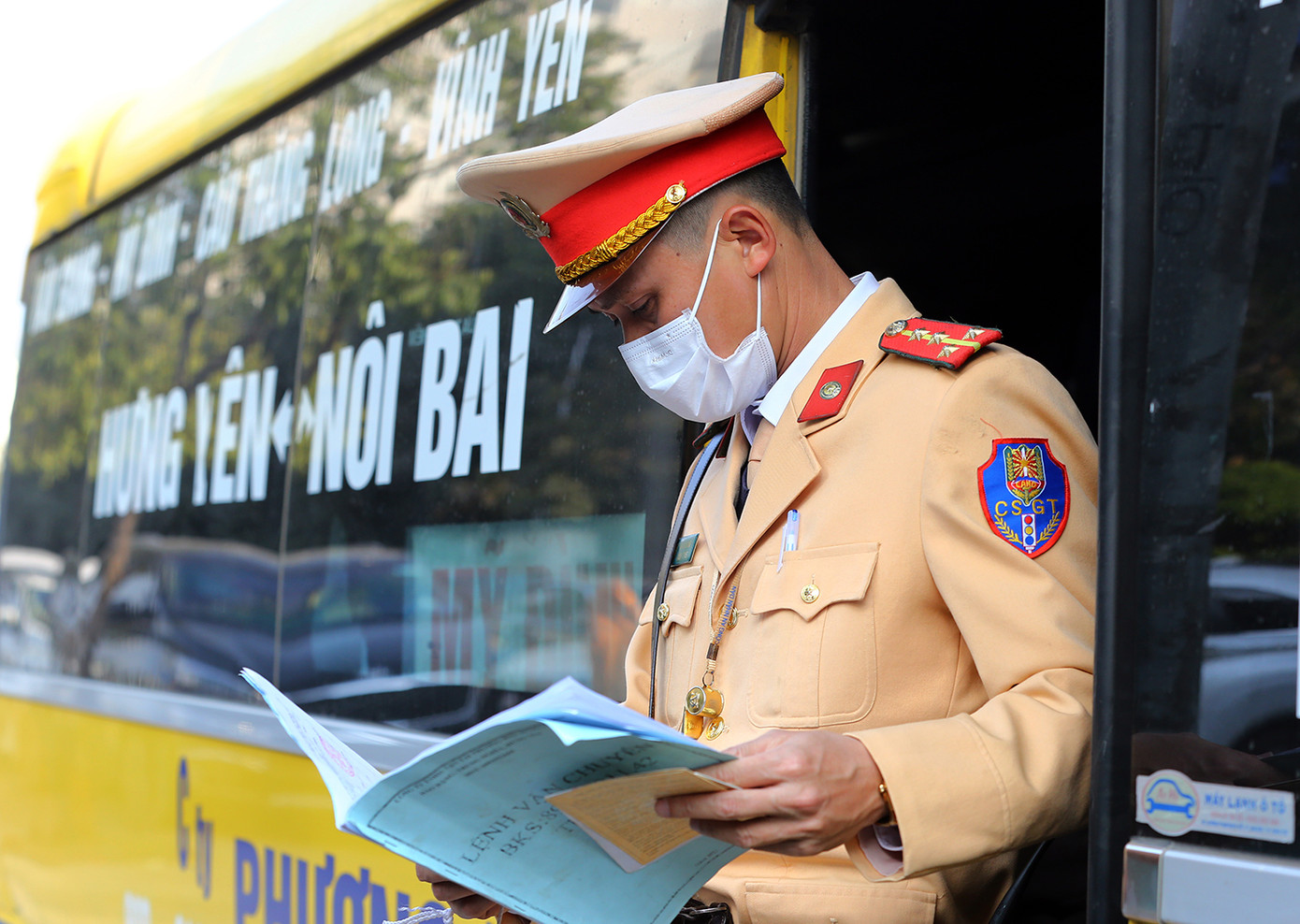 Lực lượng CSGT kiểm tra xe chạy tuyến cố định. Lực lượng CSGT kiểm tra xe chạy tuyến cố định.