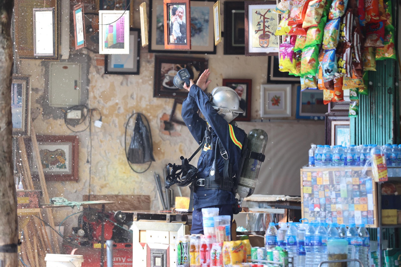 Ngôi nhà số 240B Hàng Bông bán khung tranh gỗ chứa nhiều đồ đạc dễ cháy. Ảnh: Như Ý. Ngôi nhà số 240B Hàng Bông bán khung tranh gỗ chứa nhiều đồ đạc dễ cháy. Ảnh: Như Ý.