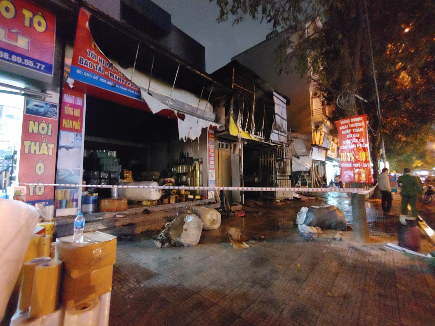 Lực lượng chức năng phong tỏa hiện trường. Lực lượng chức năng phong tỏa hiện trường.