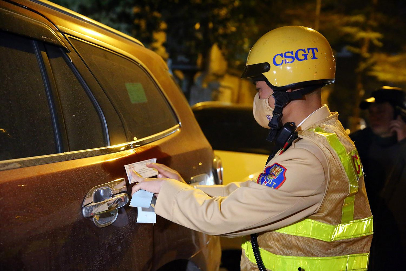 CSGT niêm phong ô tô Ford Everest BKS 30G-384.XX để tạm giữ. CSGT niêm phong ô tô Ford Everest BKS 30G-384.XX để tạm giữ.