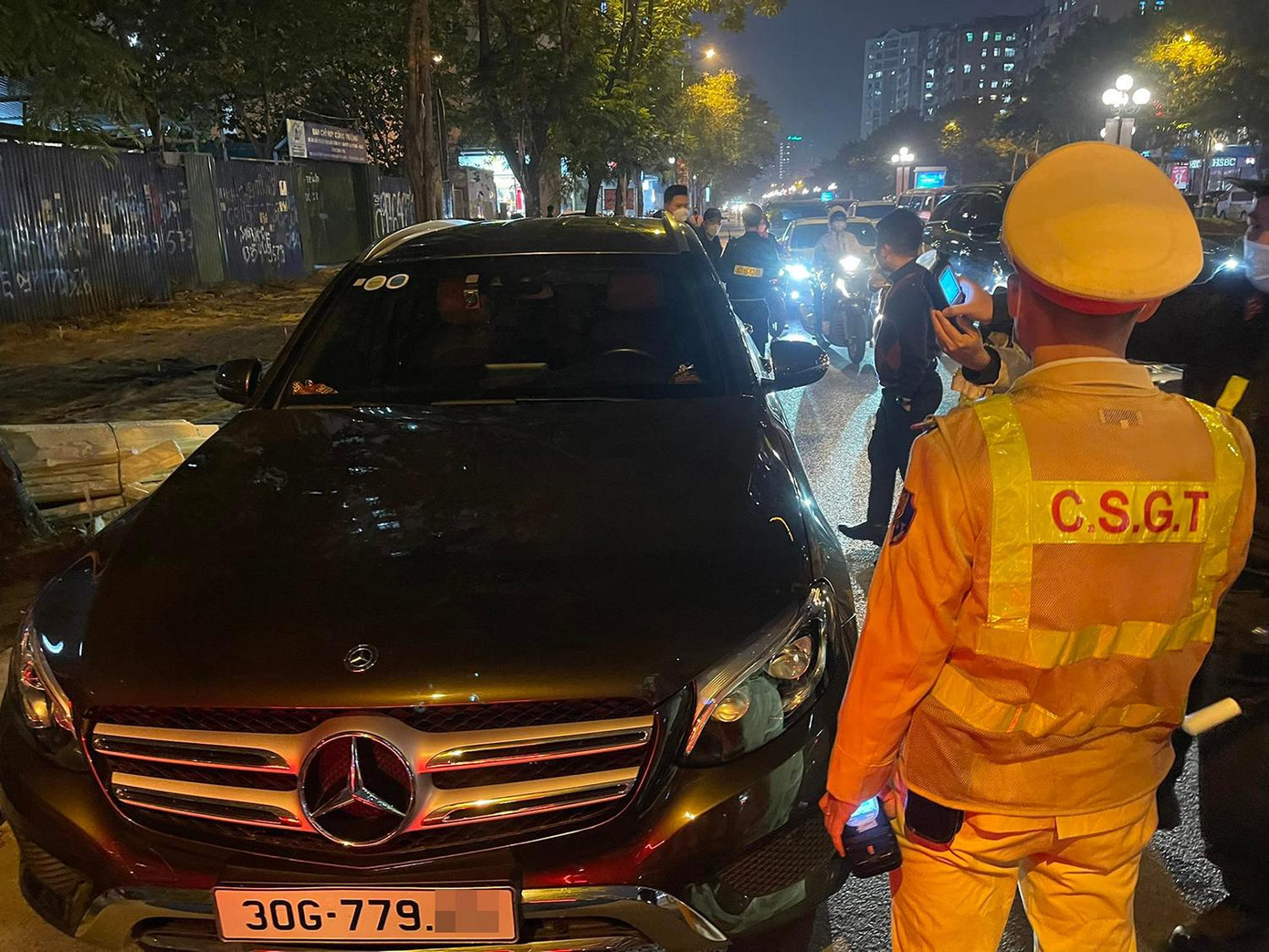 Tổ công tác Y7/141 kiểm tra xe ô tô hạng sang. Tổ công tác Y7/141 kiểm tra xe ô tô hạng sang.