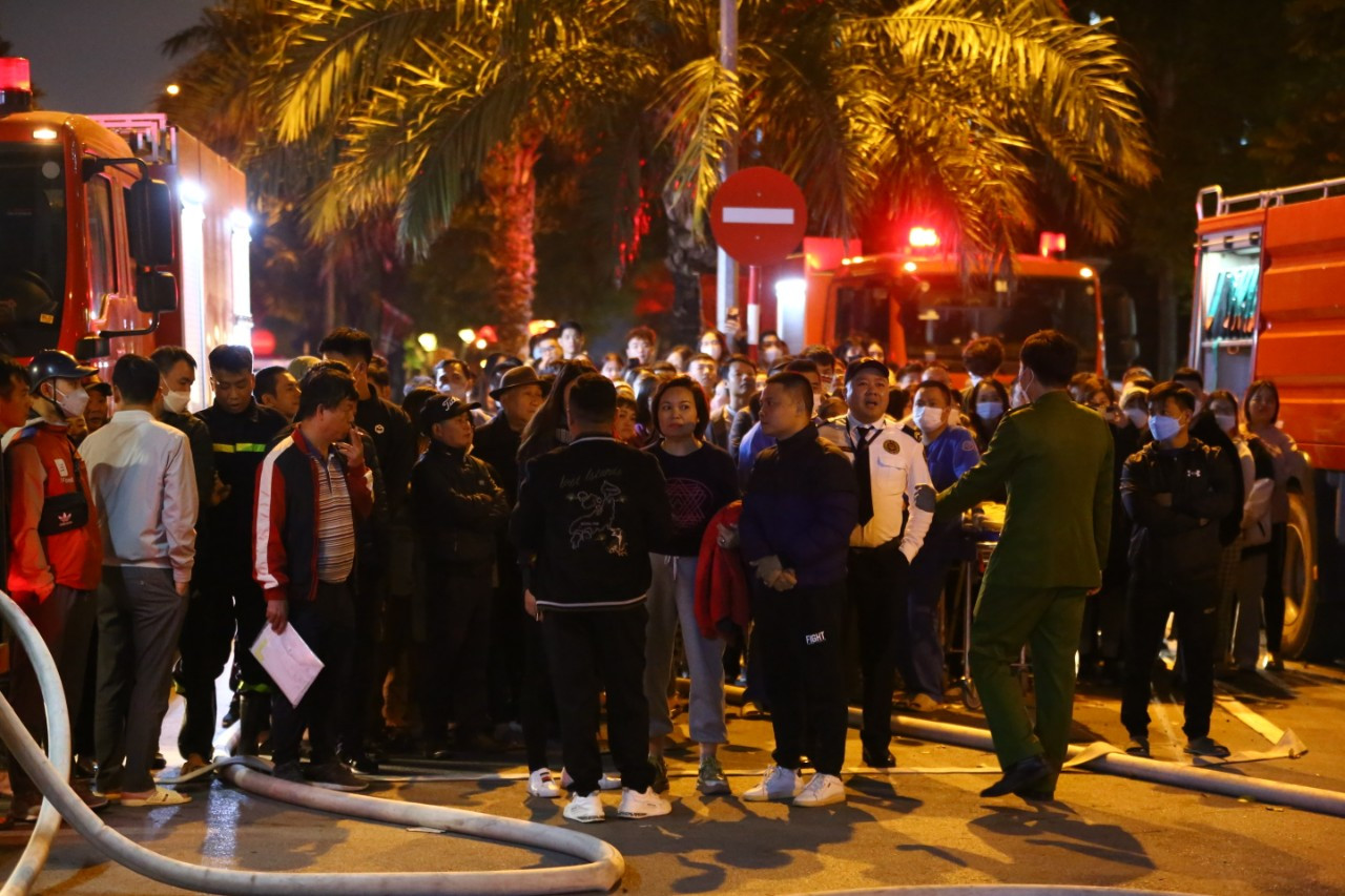 Theo người dân, tối cùng ngày họ nghe thấy tiếng nổ lớn phát ra tại cửa hàng sửa chữa xe máy trên đường Hoàng Công Chất. Khi họ tới nơi thì lửa đang cháy dữ dội bên trong.