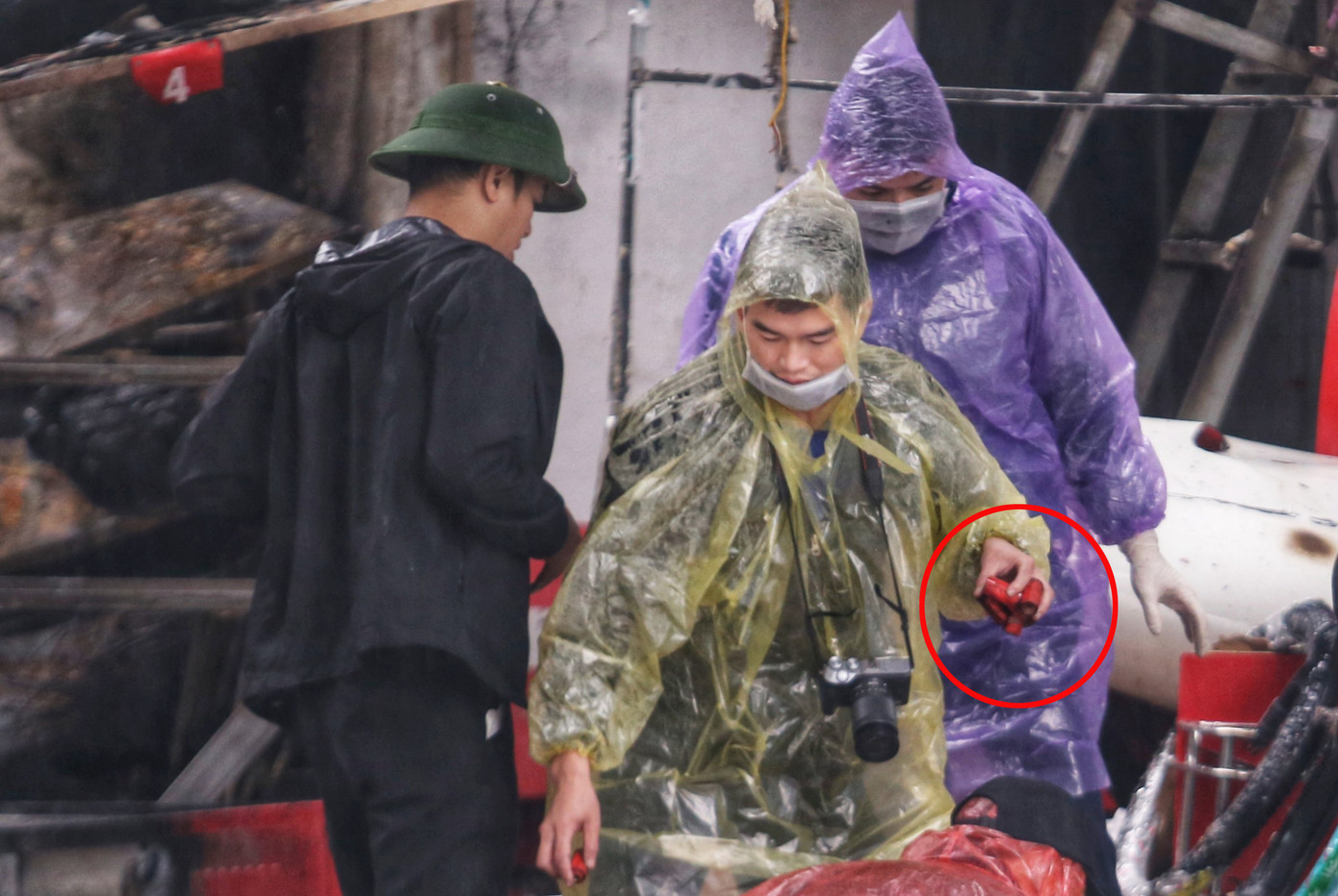 Vật hình tròn màu đỏ nghi là xác pháo tìm thấy trong hiện trường vụ cháy. Ảnh: TT Vật hình tròn màu đỏ nghi là xác pháo tìm thấy trong hiện trường vụ cháy. Ảnh: TT