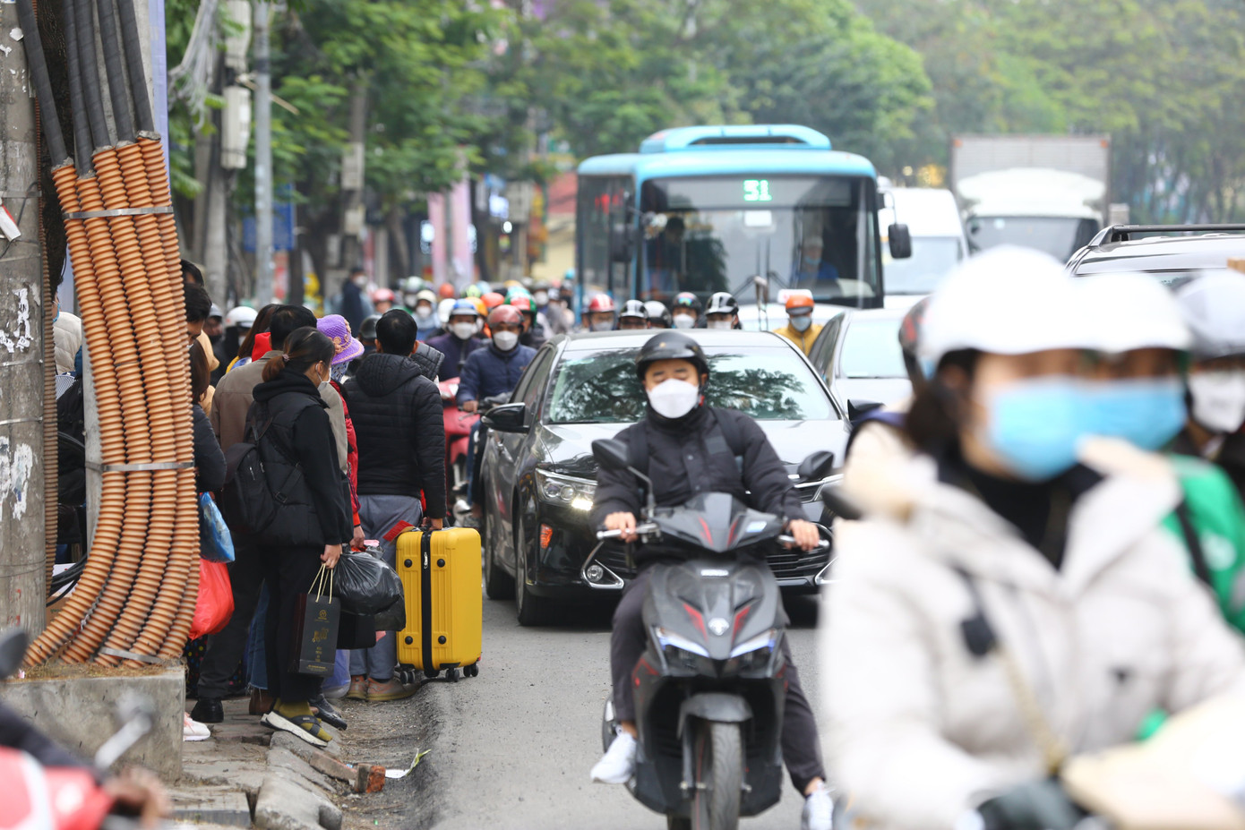 Tết Dương lịch năm nay, nhiều người được nghỉ 3 ngày liên tục (từ thứ 7 ngày 31/12/2022 đến hết thứ Hai ngày 2/1/2023). Do đó, ngay từ chiều 30/12, lượng phương tiện đến và đi khỏi Hà Nội tăng cao. Tại tuyến đường Hồ Tùng Mậu - Xuân Thuỷ - Cầu Giấy vào chiều cùng ngày các phương tiện di chuyển chậm. - Ảnh: Thanh Hà