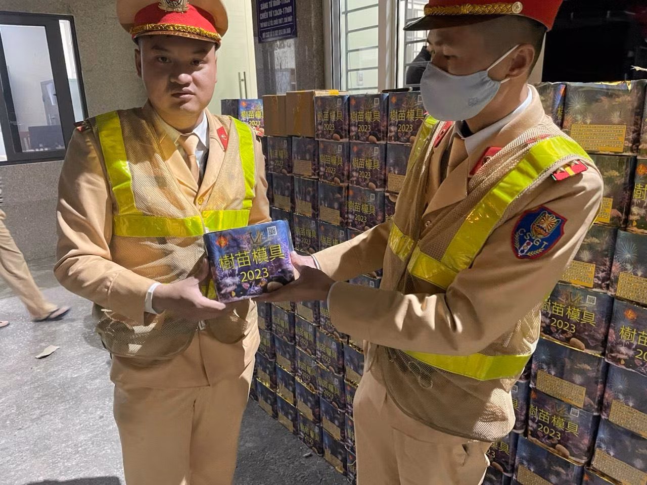 Số lượng lớn pháo lậu bị thu giữ.