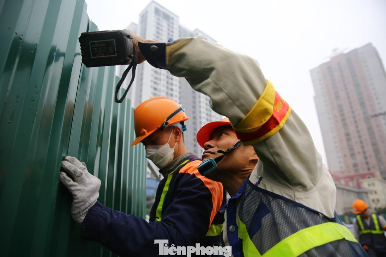 Hơn 1km rào tôn được quây quanh khu đất.