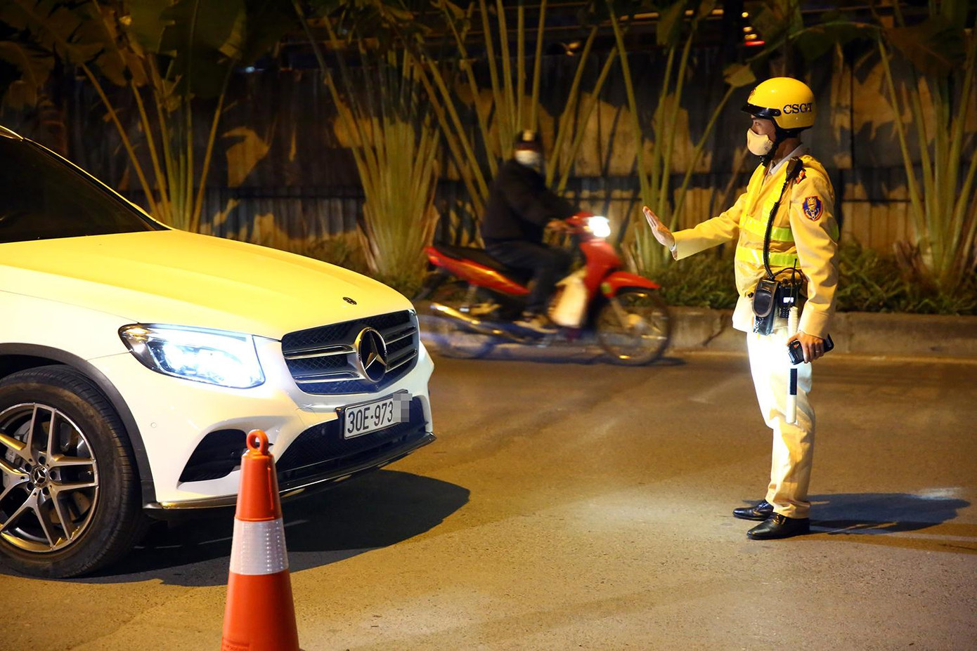 Tài xế xe Mercedes GLC 300 vi phạm nồng độ cồn bị dừng kiểm tra. Tài xế xe Mercedes GLC 300 vi phạm nồng độ cồn bị dừng kiểm tra.