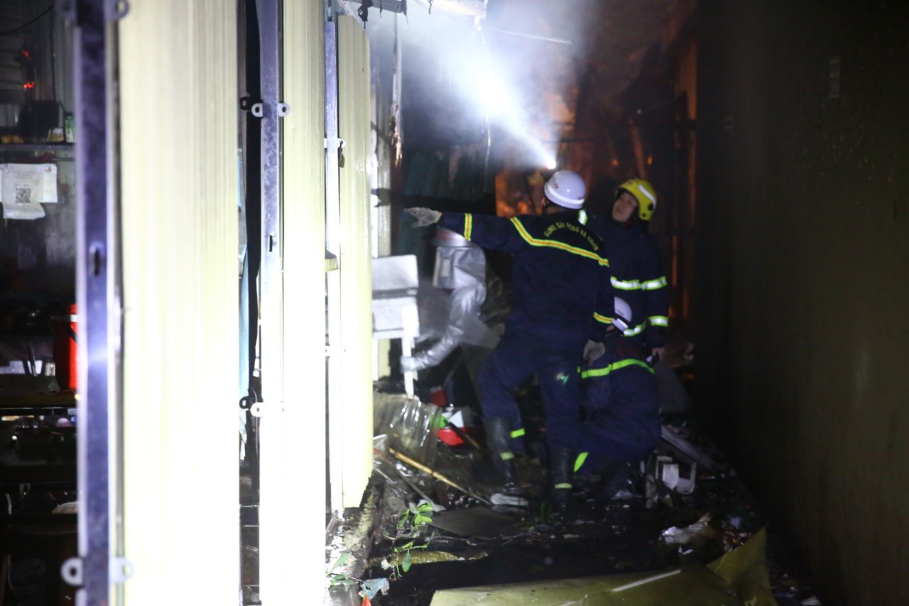 Theo người dân, tối cùng ngày họ nghe thấy tiếng nổ lớn phát ra tại cửa hàng sửa chữa xe máy trên đường Hoàng Công Chất. Khi họ tới nơi thì lửa đang cháy dữ dội bên trong.