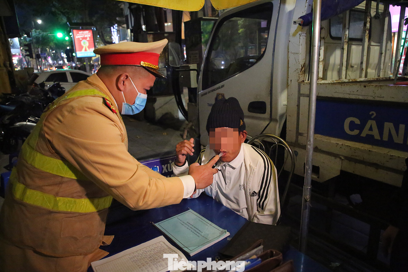 Với lỗi vi phạm trên, tài xế bị xử phạt từ 16-18 triệu đồng, tước giấy phép lái xe 16-18 tháng và tạm giữ phương tiện tới 7 ngày.