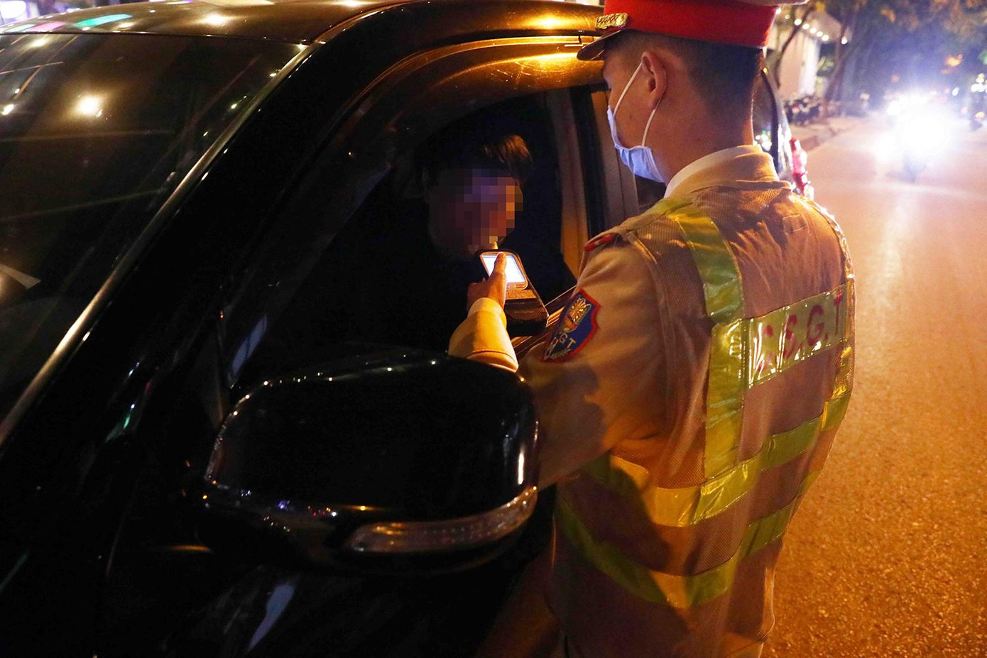 Tổ công tác đo nồng độ cồn tài xế ô tô.