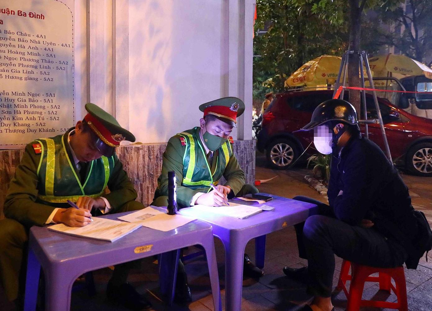 Cảnh sát làm việc với tài xế.