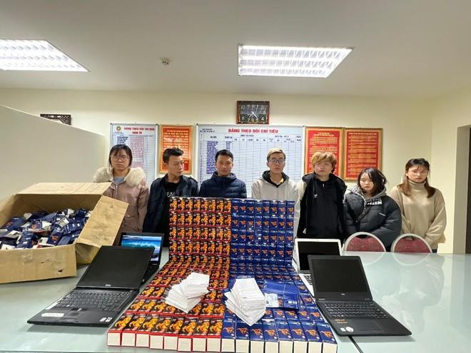 Tang vật thu giữ và nhóm đối tượng.