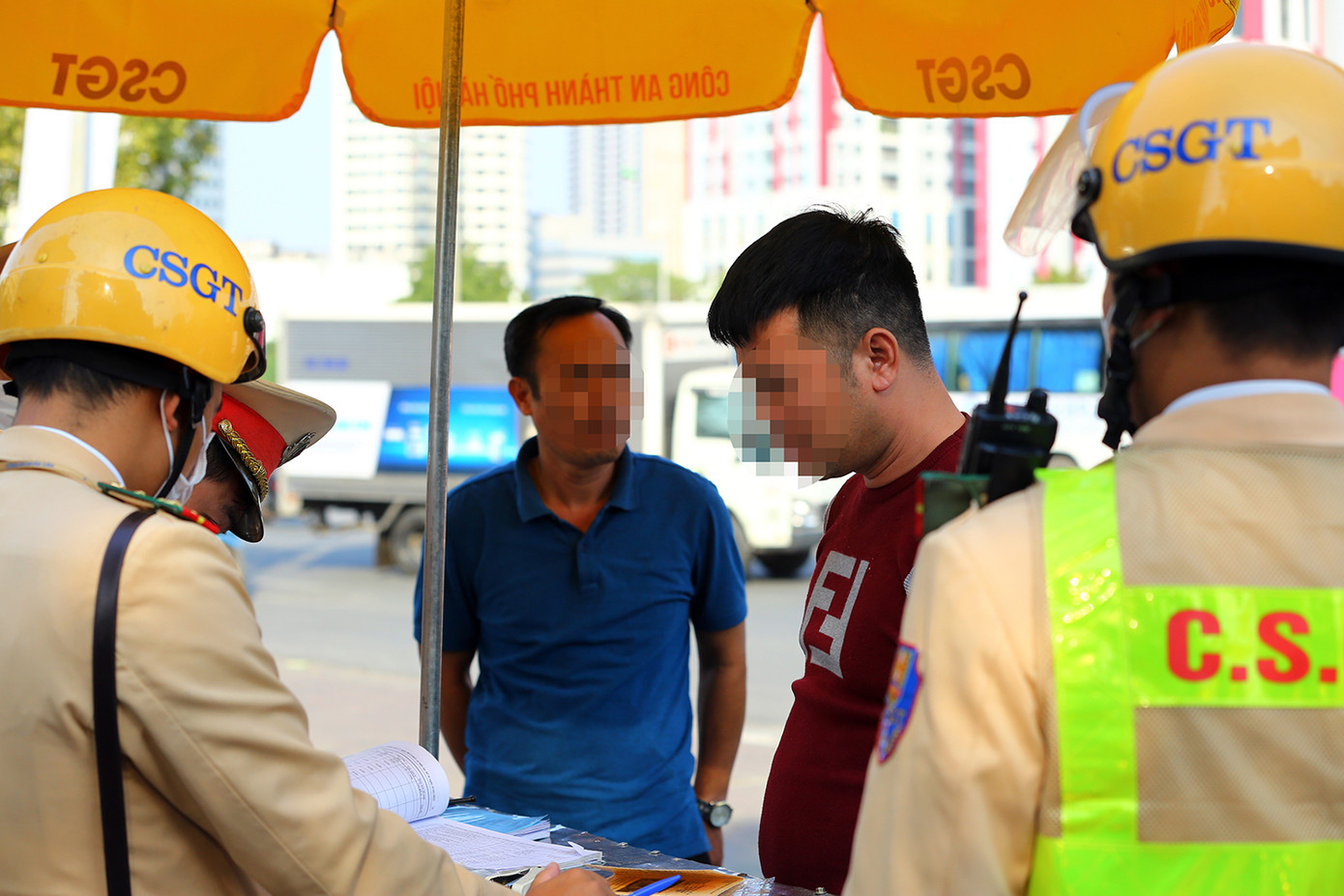 Tổ công tác lập biên bản tài xế vi phạm. Tổ công tác lập biên bản tài xế vi phạm.