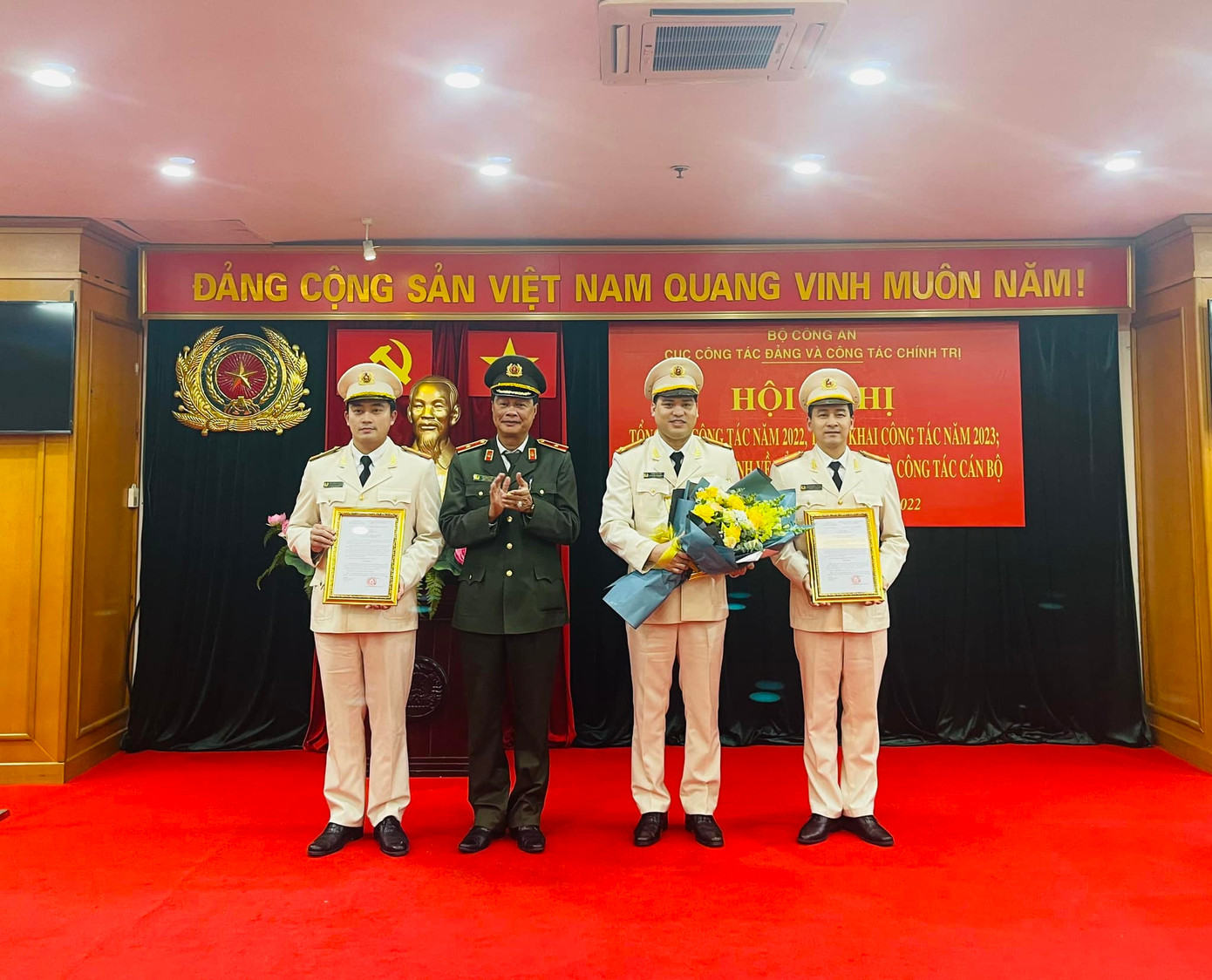 Cục Công tác đảng và công tác chính trị tổ chức công bố các quyết định của Bộ Công an về tổ chức bộ máy và công tác cán bộ.