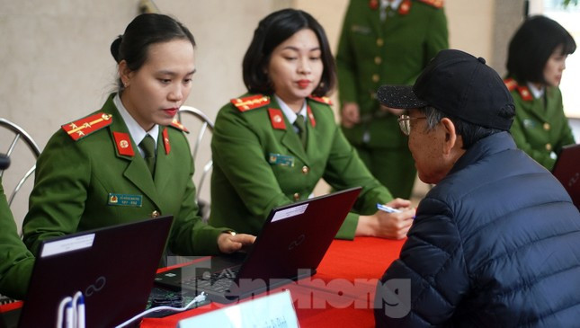 Người dân làm CCCD gắn chip. Người dân làm CCCD gắn chip.