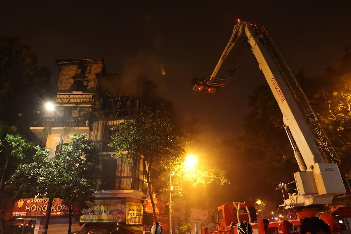 Xe thang được huy động đến hiện trường. Xe thang được huy động đến hiện trường.