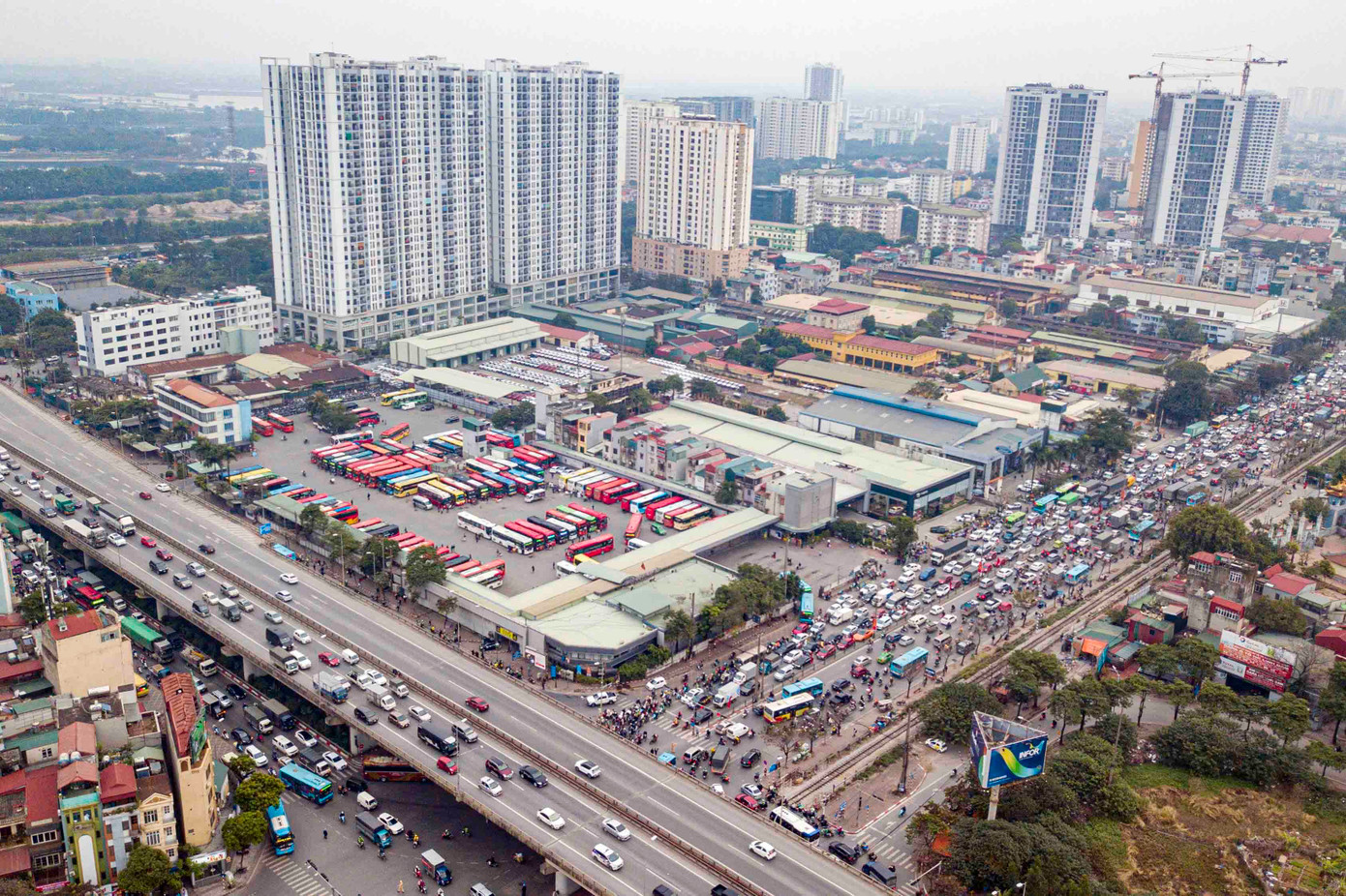 Khu vực gần Bến xe Nước Ngầm các phương tiện cũng di chuyển chậm