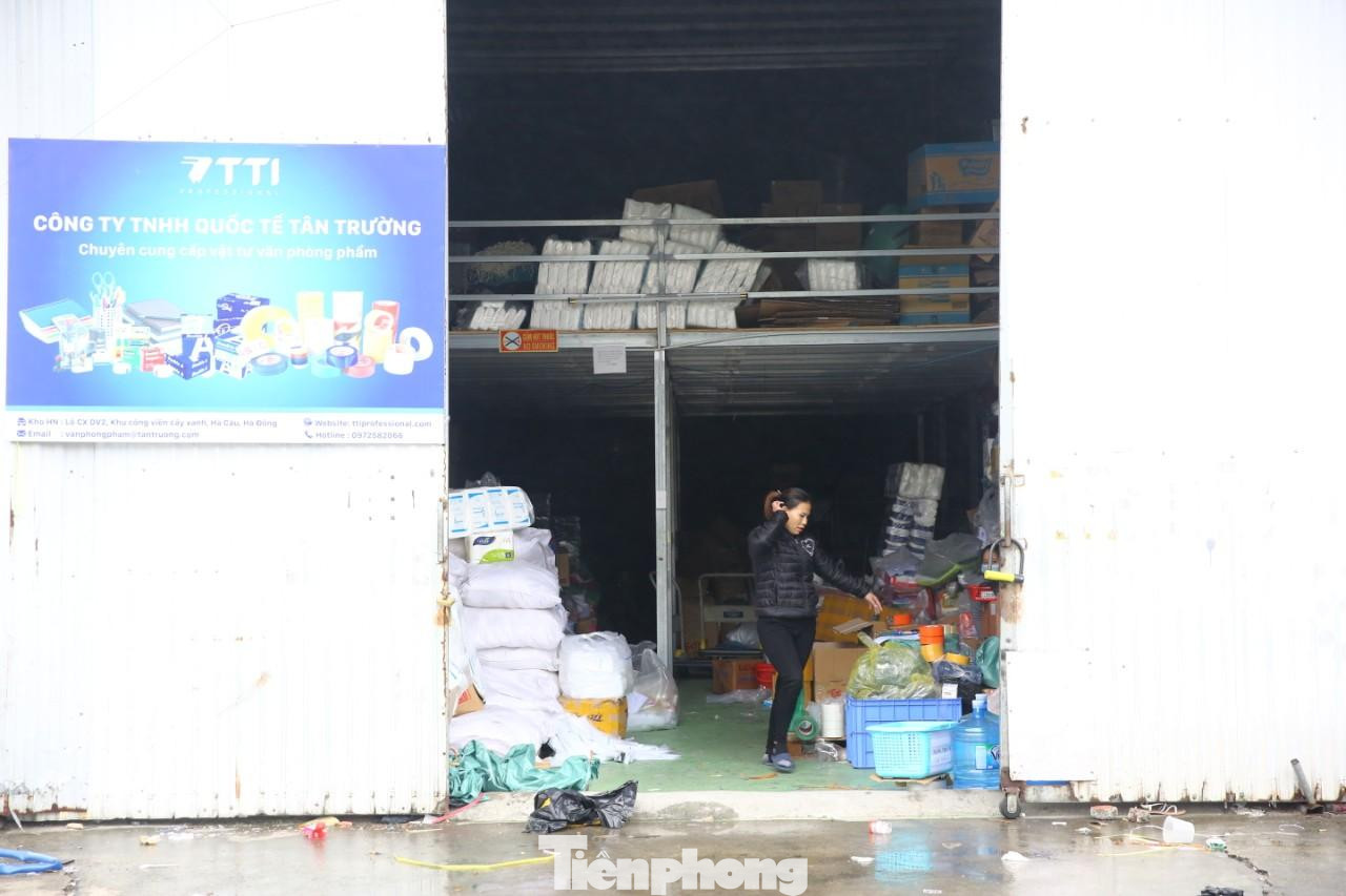 Một số kho hàng bên trong vẫn chưa chịu di chuyển hàng hóa.