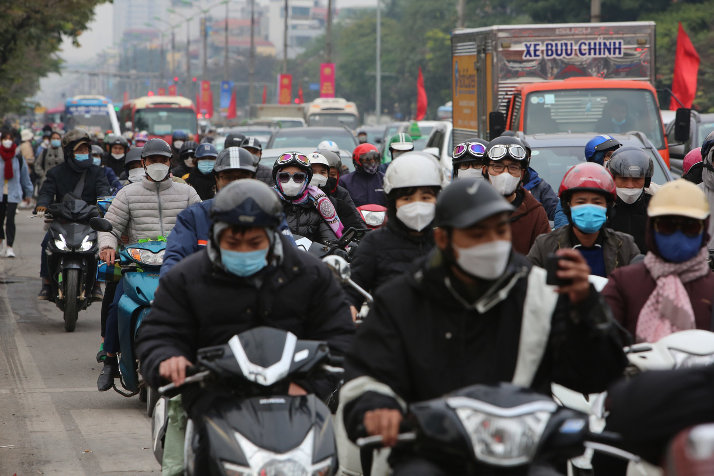 Tại khu vực đường Giải Phóng hướng Ngọc Hồi cũng tương tự.