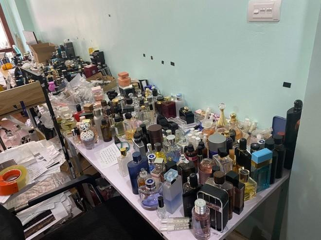 Số lượng lớn nước hoa sắp được bán ra thị trường.