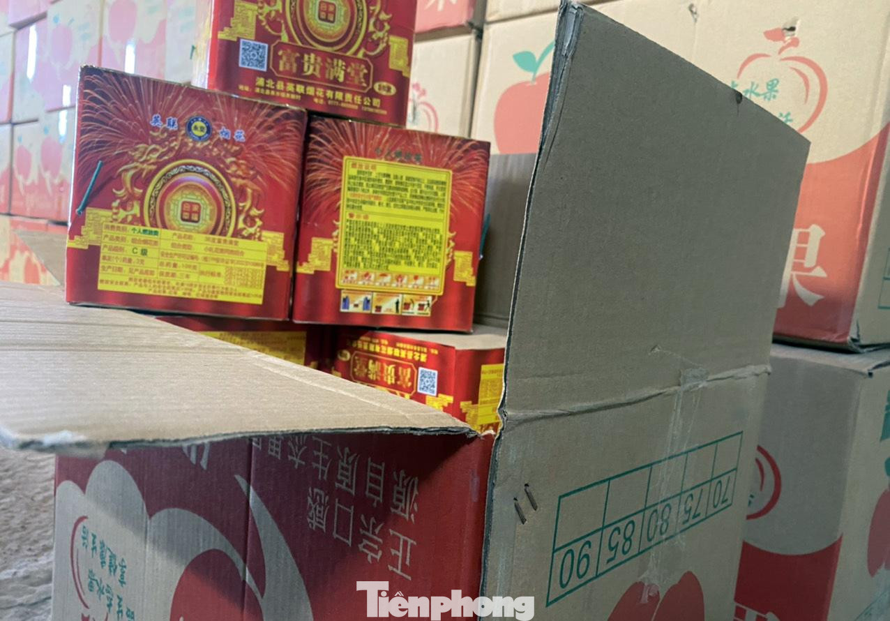 Pháo hoa nổ được ngụy trang trong các thùng hoa quả.