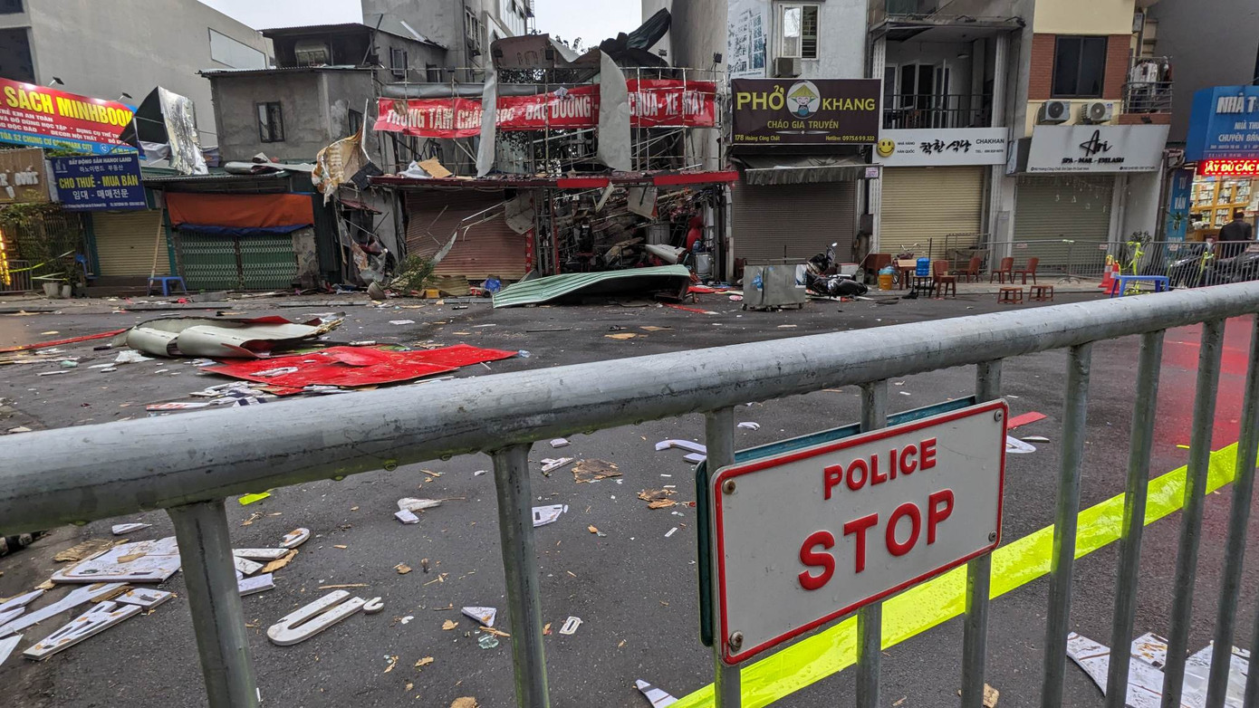 Cơ quan chức năng phong tỏa hiện trường vụ cháy.