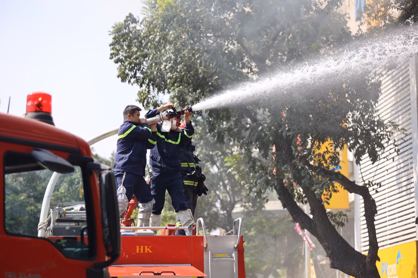 Ngay sau đó, lực lượng PCCC Hà Nội huy động nhiều xe chữa cháy cùng cán bộ chiến sĩ đến hiện trường dập lửa. Ảnh: Như Ý. Ngay sau đó, lực lượng PCCC Hà Nội huy động nhiều xe chữa cháy cùng cán bộ chiến sĩ đến hiện trường dập lửa. Ảnh: Như Ý.