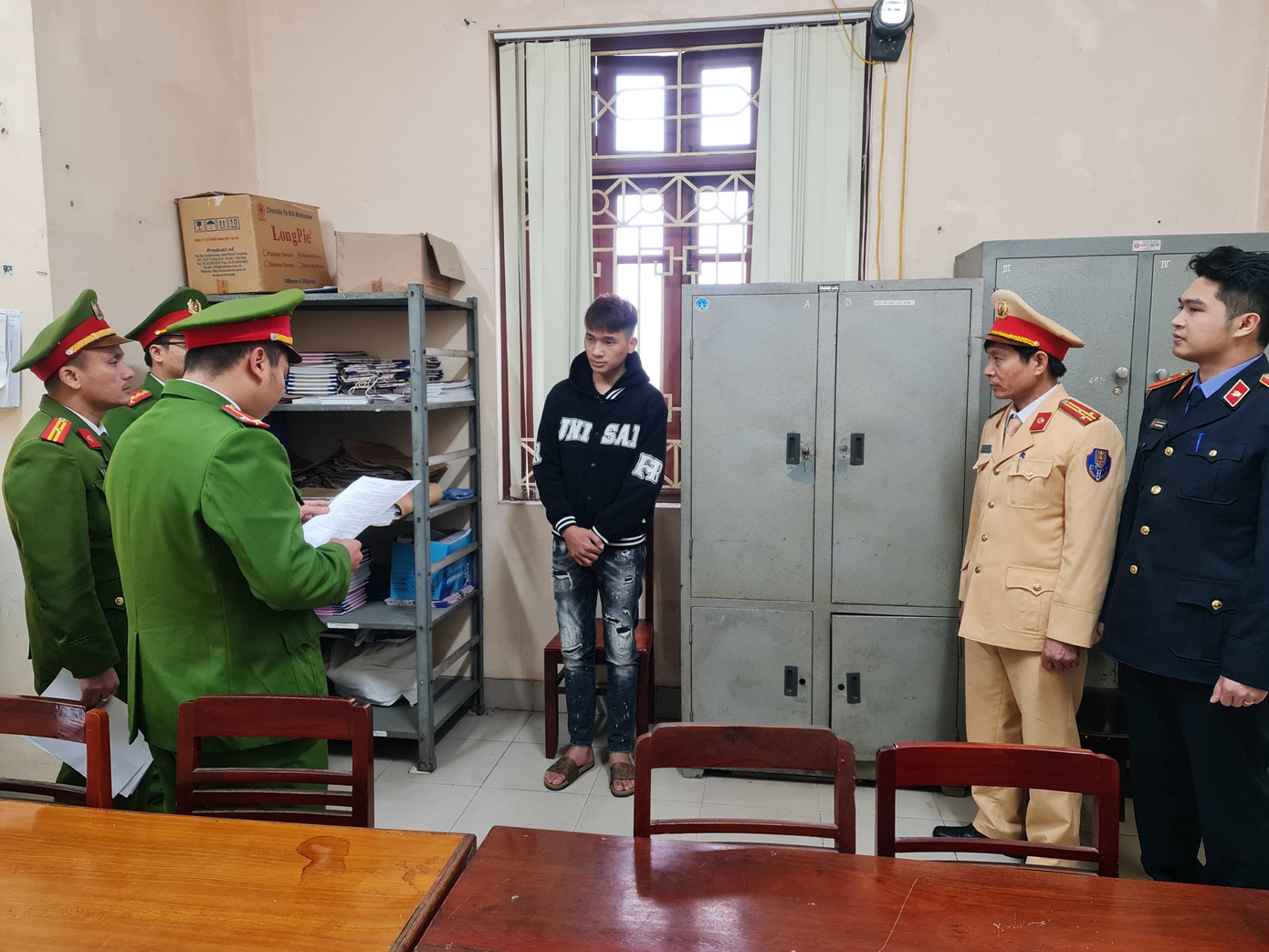 Tùng bị khởi tố về hành vi gây rối trật tự công cộng. Tùng bị khởi tố về hành vi gây rối trật tự công cộng.