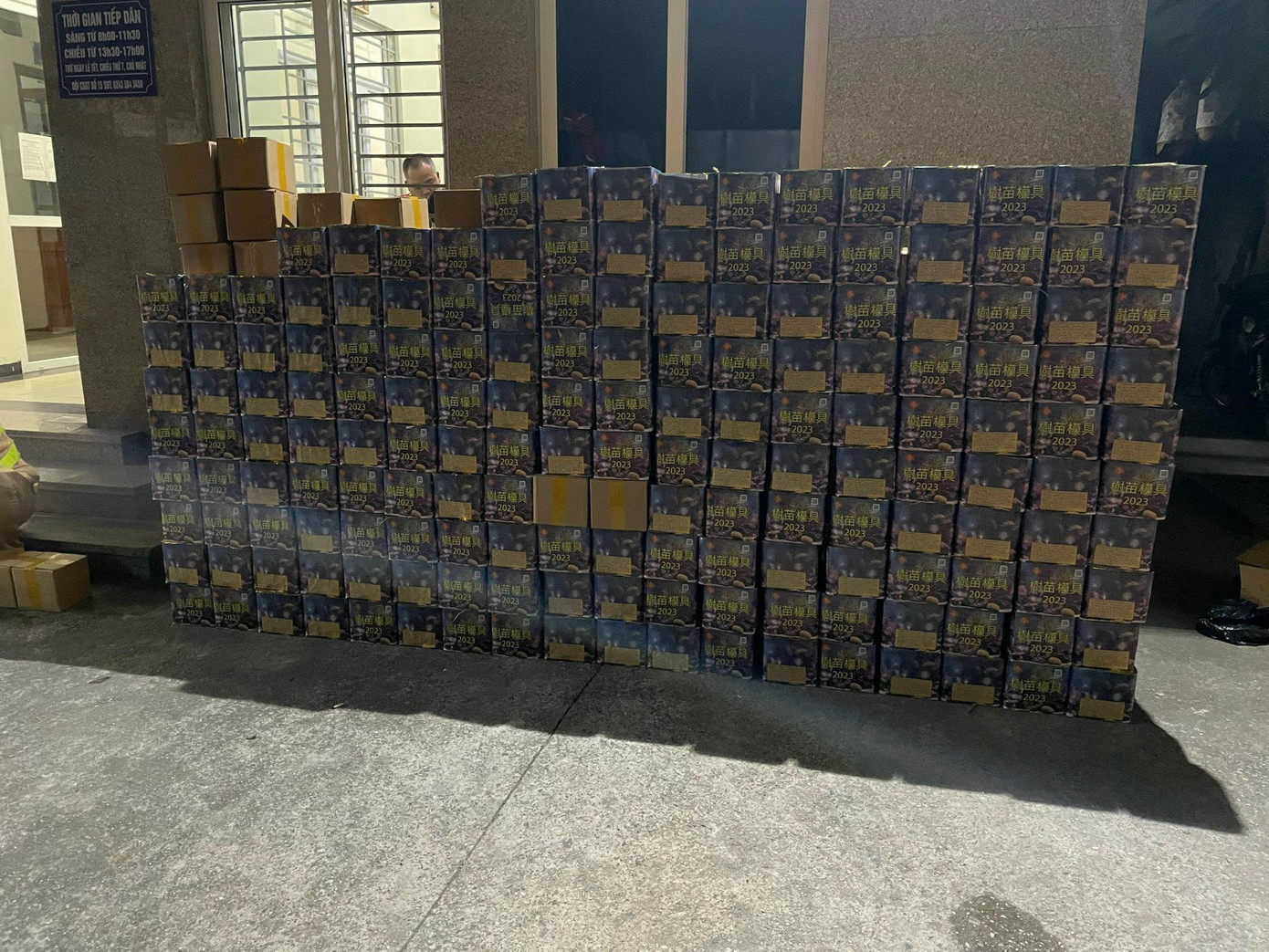 Bên ngoài hộp pháo ghi chữ nước ngoài. Bên ngoài hộp pháo ghi chữ nước ngoài.